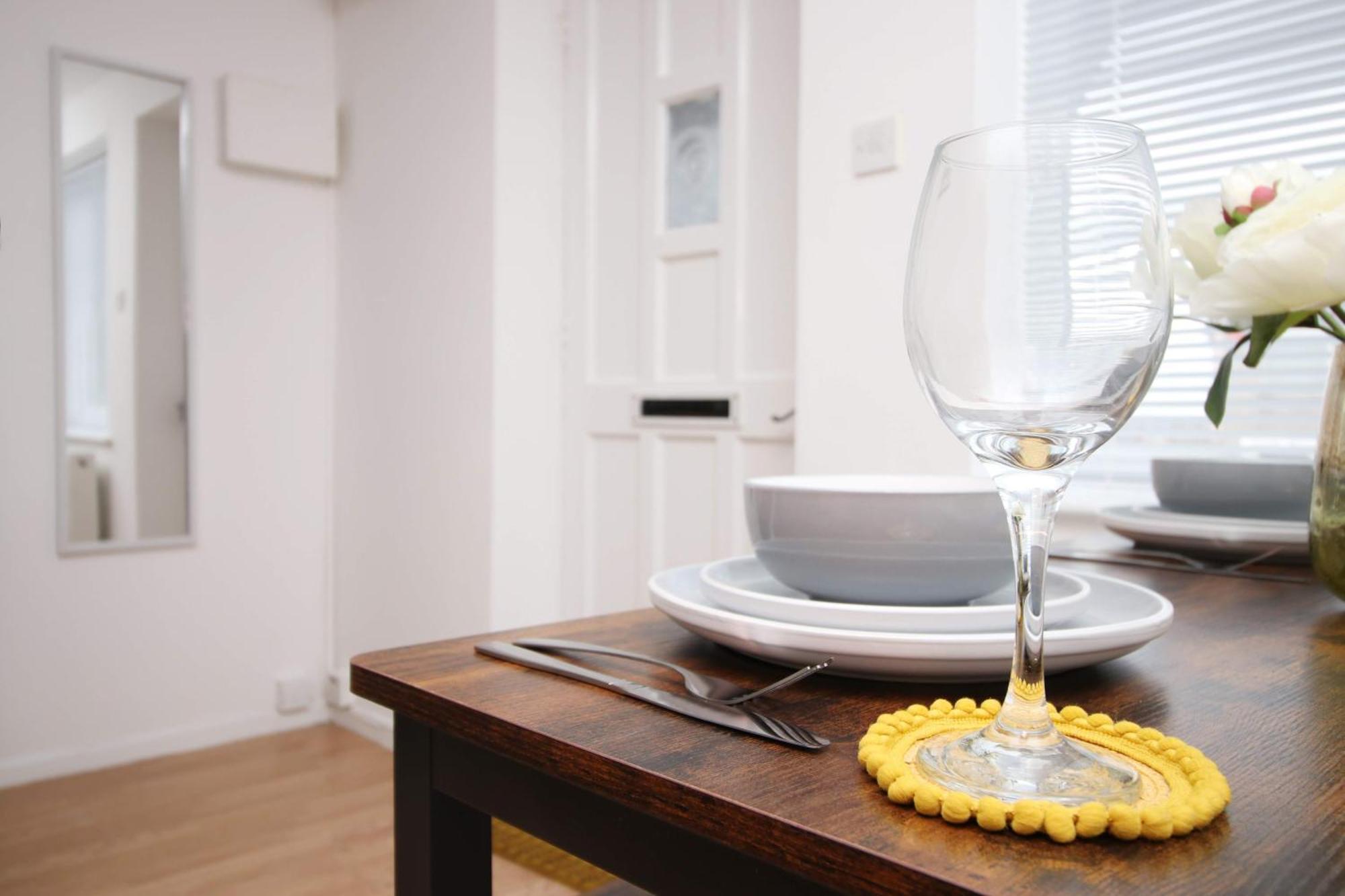 2Bedroom Home- Free Parking, Wi-Fi & Patio- Available For Long Or Short Term Bristol Exterior photo